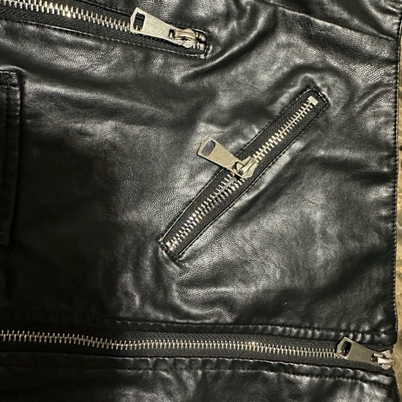 Black Leather Skirt with Zipper Details and hat - Picture 7 of 7